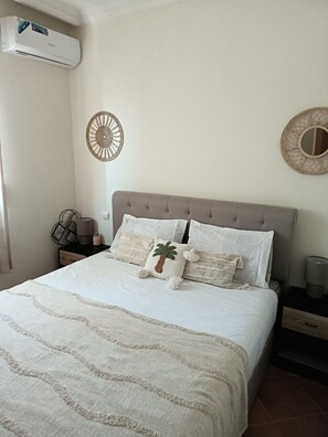 2 bedrooms, iron/ironing board, WiFi, bed sheets - Family apartment in Guéliz swimming pool, Wi-Fi, IPTV, overhead projector, air conditioning & table soccer (Marrakech)