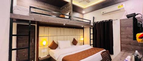 Family Room | Desk, free WiFi