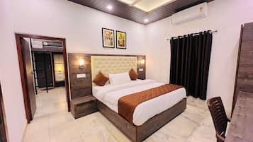 Deluxe Room | Desk, free WiFi