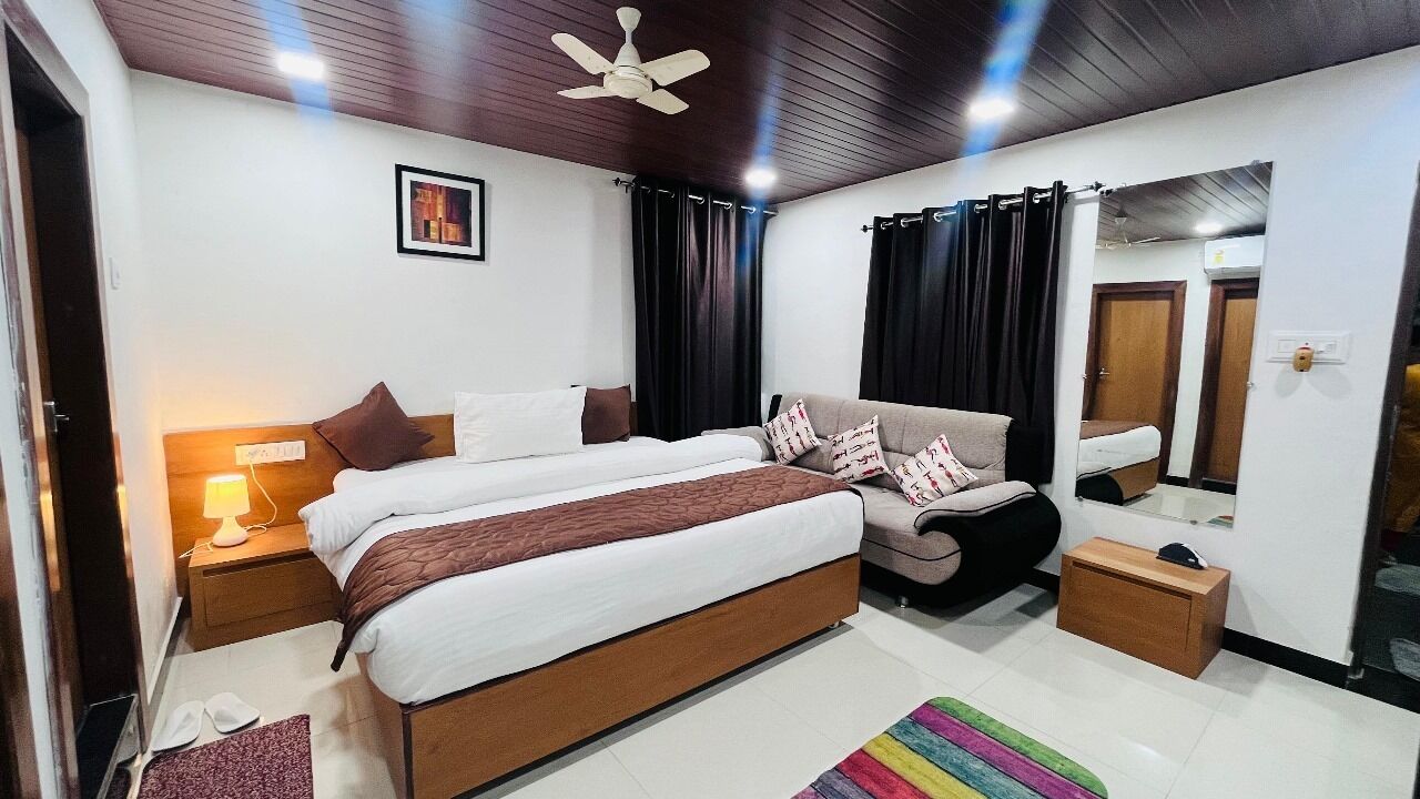 Deluxe Room | Desk, free WiFi