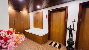 Lobby sitting area - Hotel Gulmarg Residency (Mount Abu)