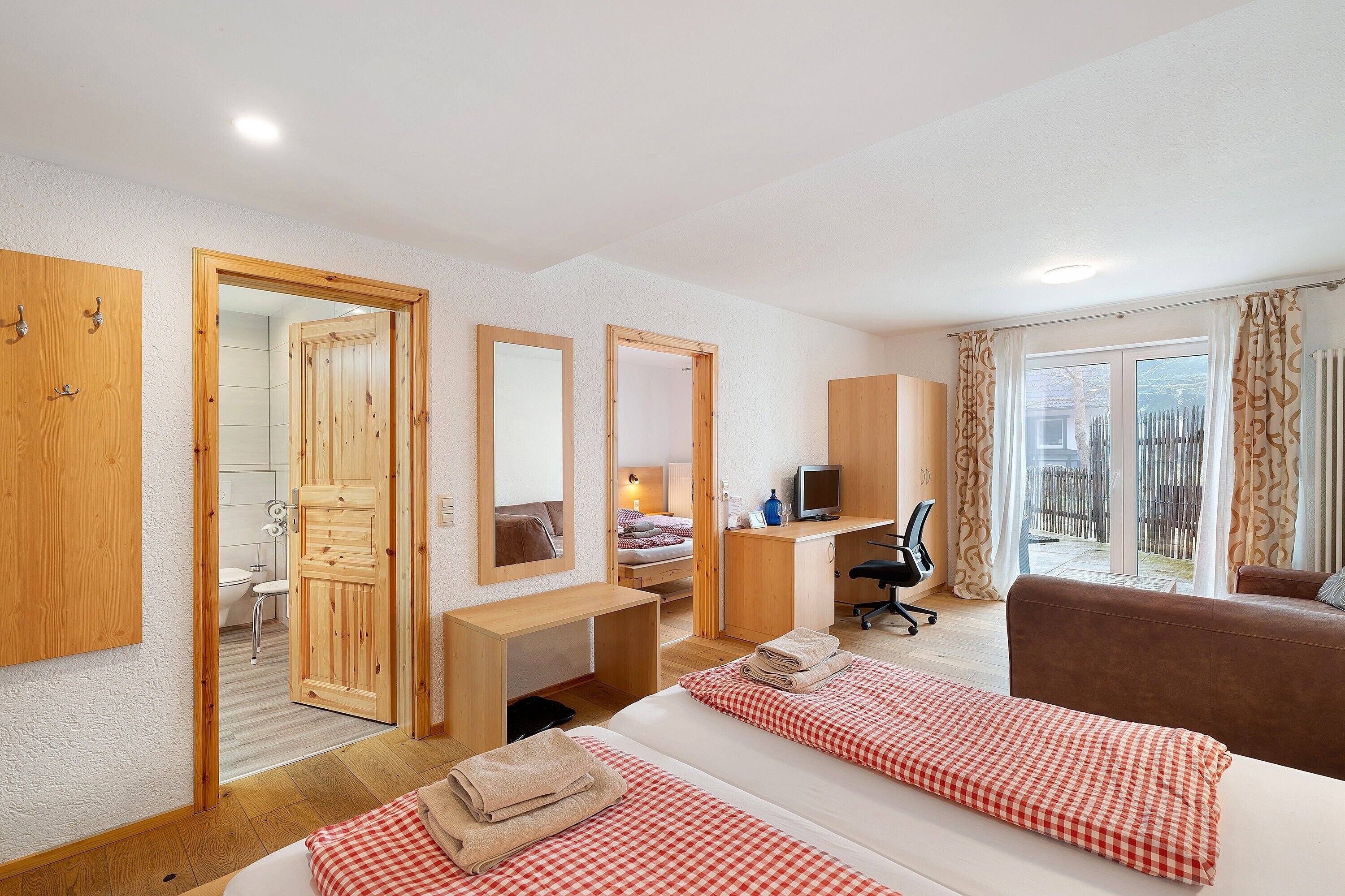 1 habitación, tabla de planchar con plancha, wifi y ropa de cama 