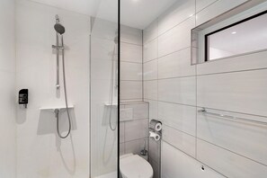 Shower, hair dryer, towels - Room “Fichte” with Shared Garden and Wi-Fi (Sasbachwalden)