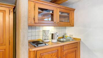 Refrigerador, microondas, parrilla de estufa y cafetera y tetera