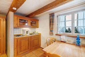 Réfrigérateur, micro-ondes, plaque de cuisson, cafetière/bouilloire