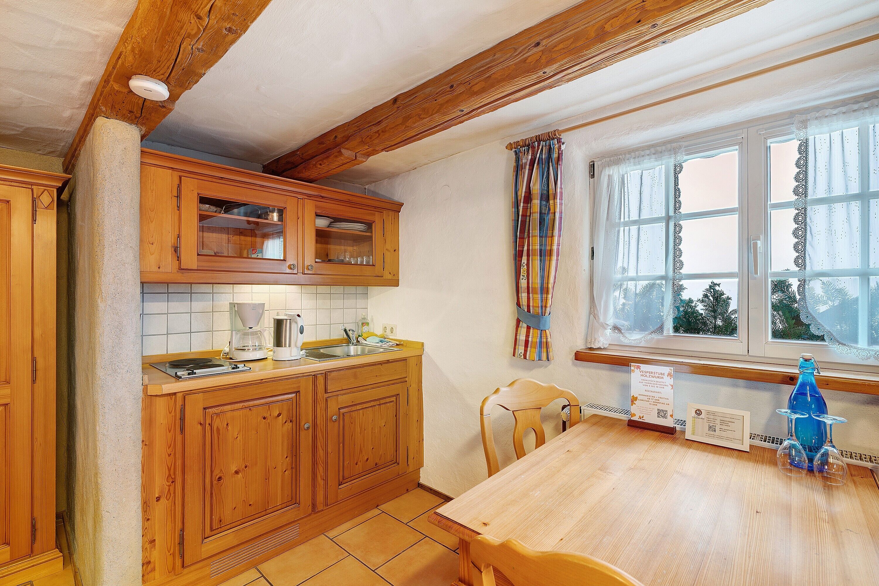 Køleskab, mikrobølgeovn, kogeplade, kaffe-/temaskine