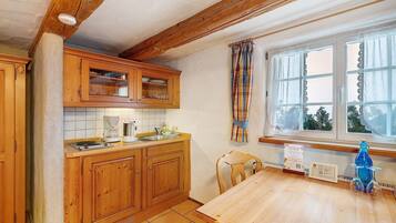 Køleskab, mikrobølgeovn, kogeplade, kaffe-/temaskine