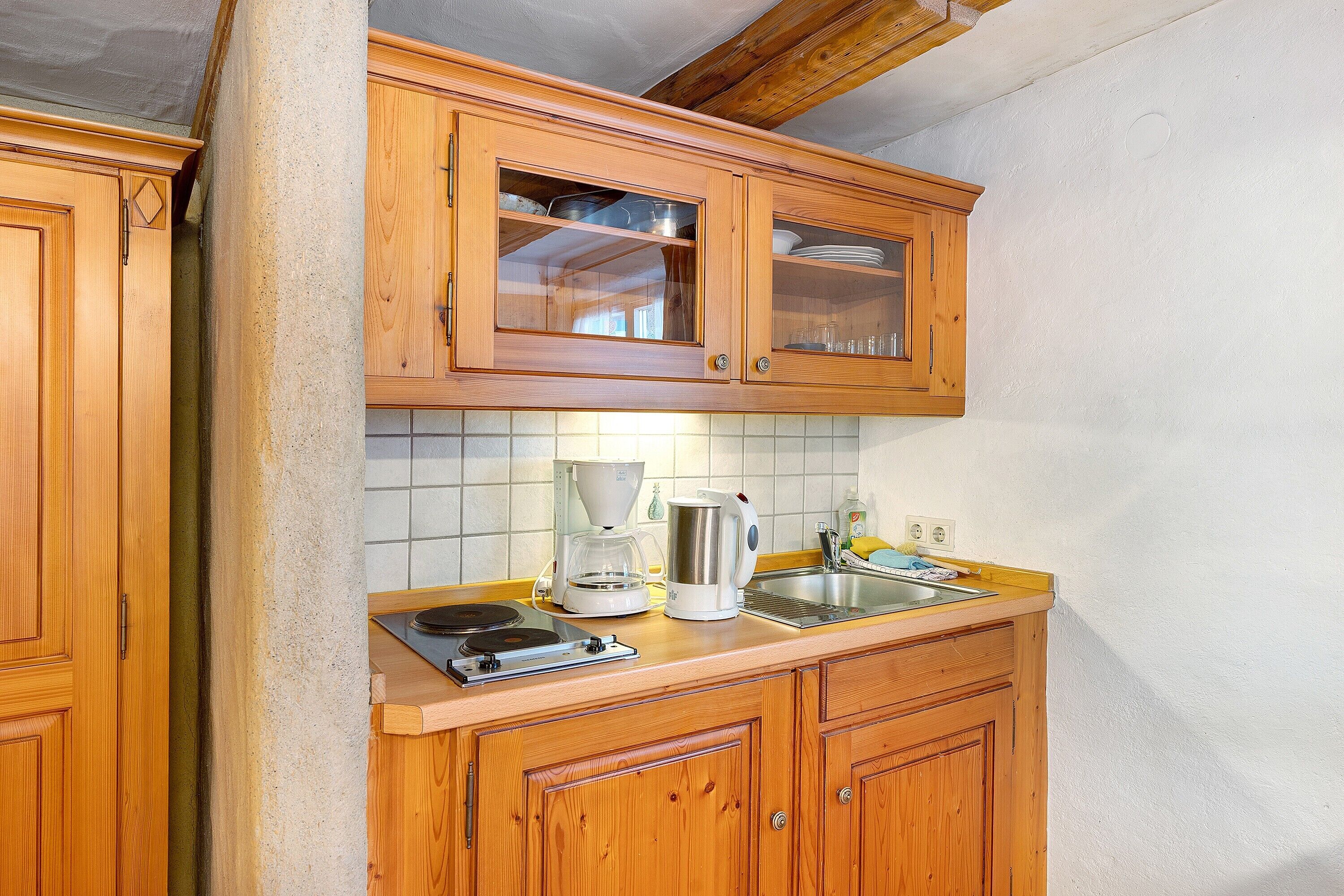 Kühlschrank, Mikrowelle, Herdplatte, Wasserkocher mit Kaffee-/Teezubehör