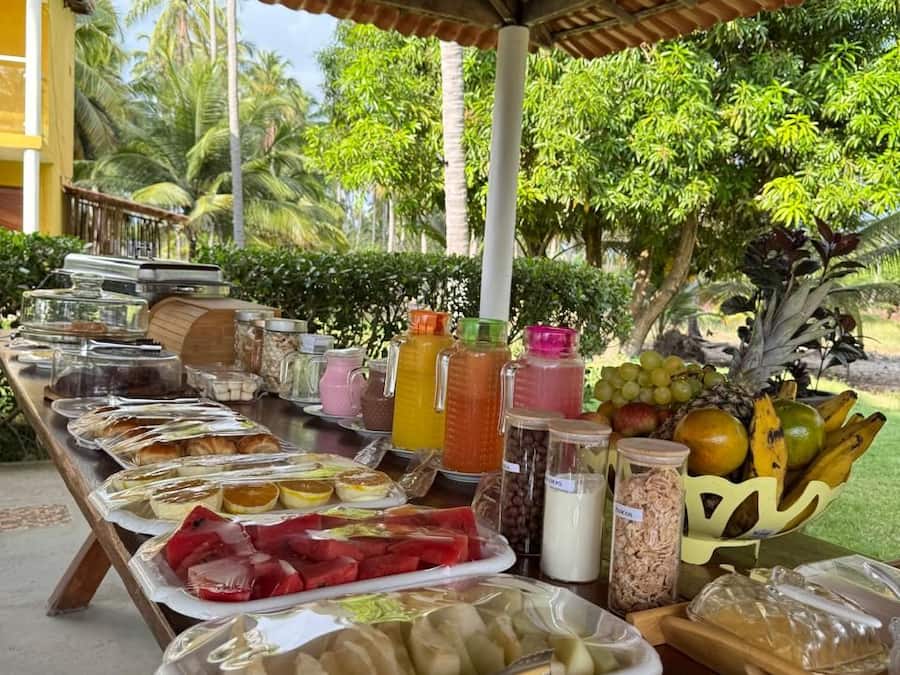 Una mesa de buffet con diversos alimentos y salsas.
