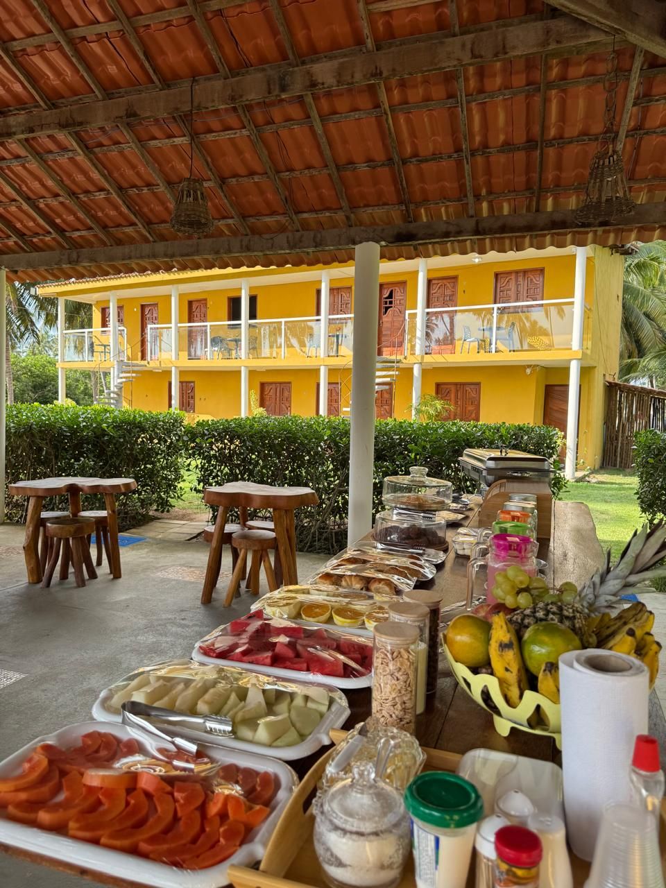 Montaje de buffet al aire libre con diversos alimentos y aderezos.