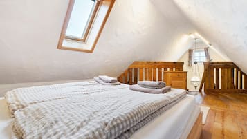 Tabla de planchar con plancha, wifi y ropa de cama
