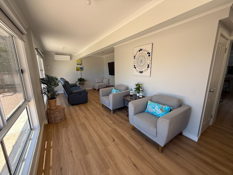 Salt Life - Lovely 2 Storey, Free Wifi! Off Peak Special Available! - Moonta