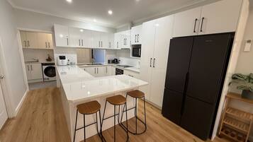 Mikroaaltouuni, uuni, astianpesukone, leivänpaahdin