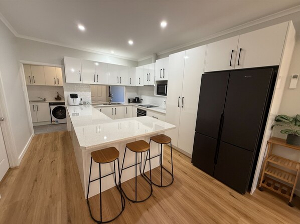 Microondas, horno, lavavajillas y tostadora