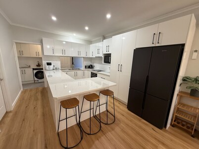 Salt Life - Lovely 2 storey, Free Wifi! Off peak special available!