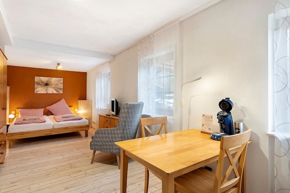 Een strijkplank/strijkijzer, wifi, beddengoed