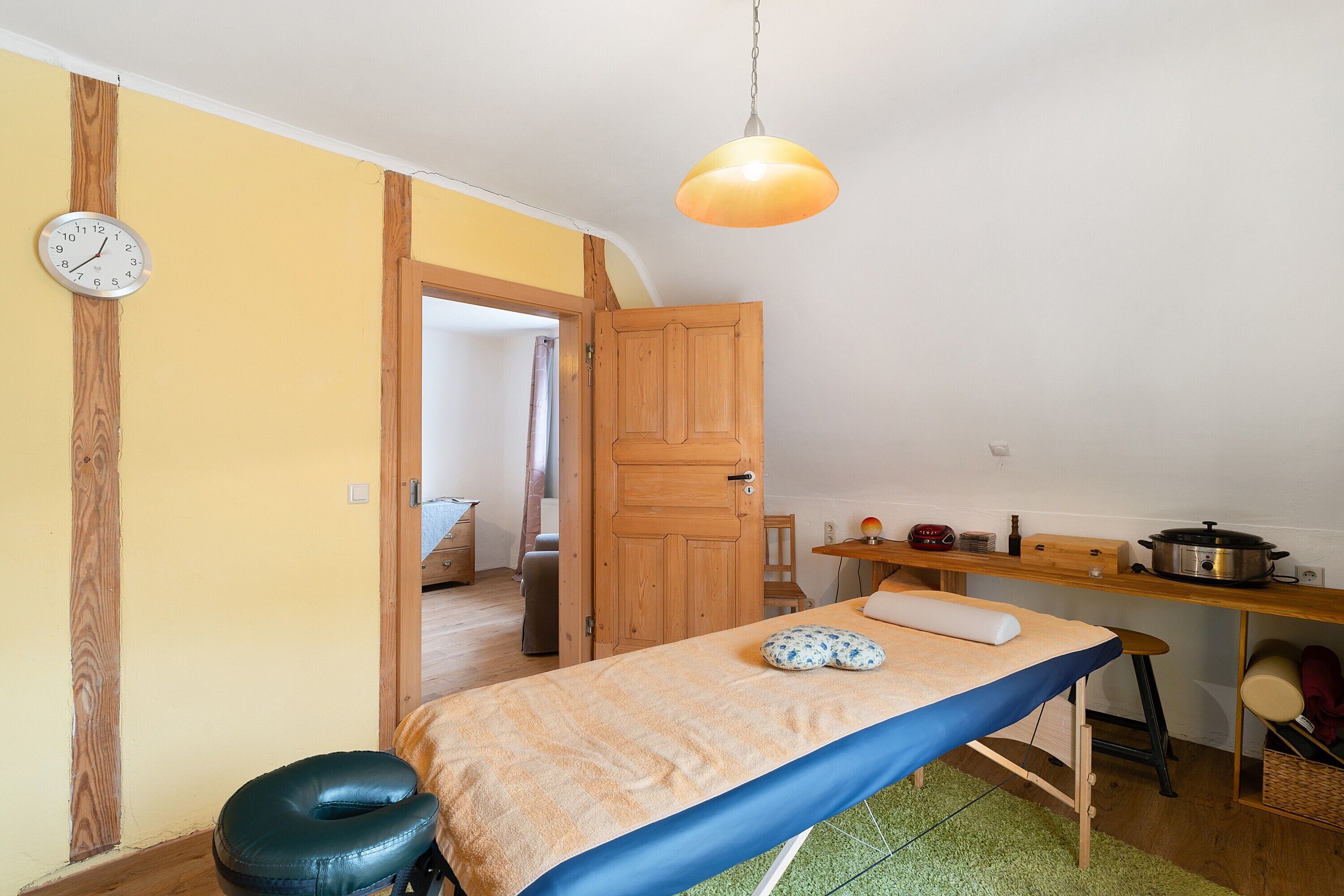 Tabla de planchar con plancha, wifi y ropa de cama 