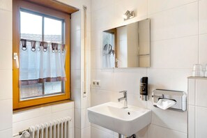 Een douche, een haardroger, handdoeken