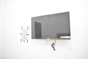 Desk, free WiFi - Pearl Green Resort (Kanpur)