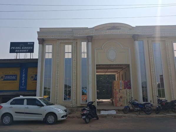 Front of property - Pearl Green Resort (Kanpur)
