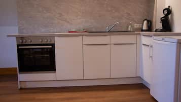 Frigorífico, microondas, horno y placa de cocina