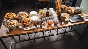 Daily buffet breakfast (PLN 65 per person)