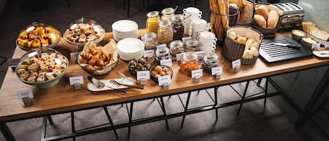 Tägliches Frühstücksbuffet (65 PLN pro Person)