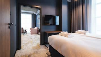 Family Suite | In-room safe, desk, laptop workspace, iron/ironing board