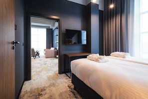 Family Suite | In-room safe, desk, laptop workspace, iron/ironing board