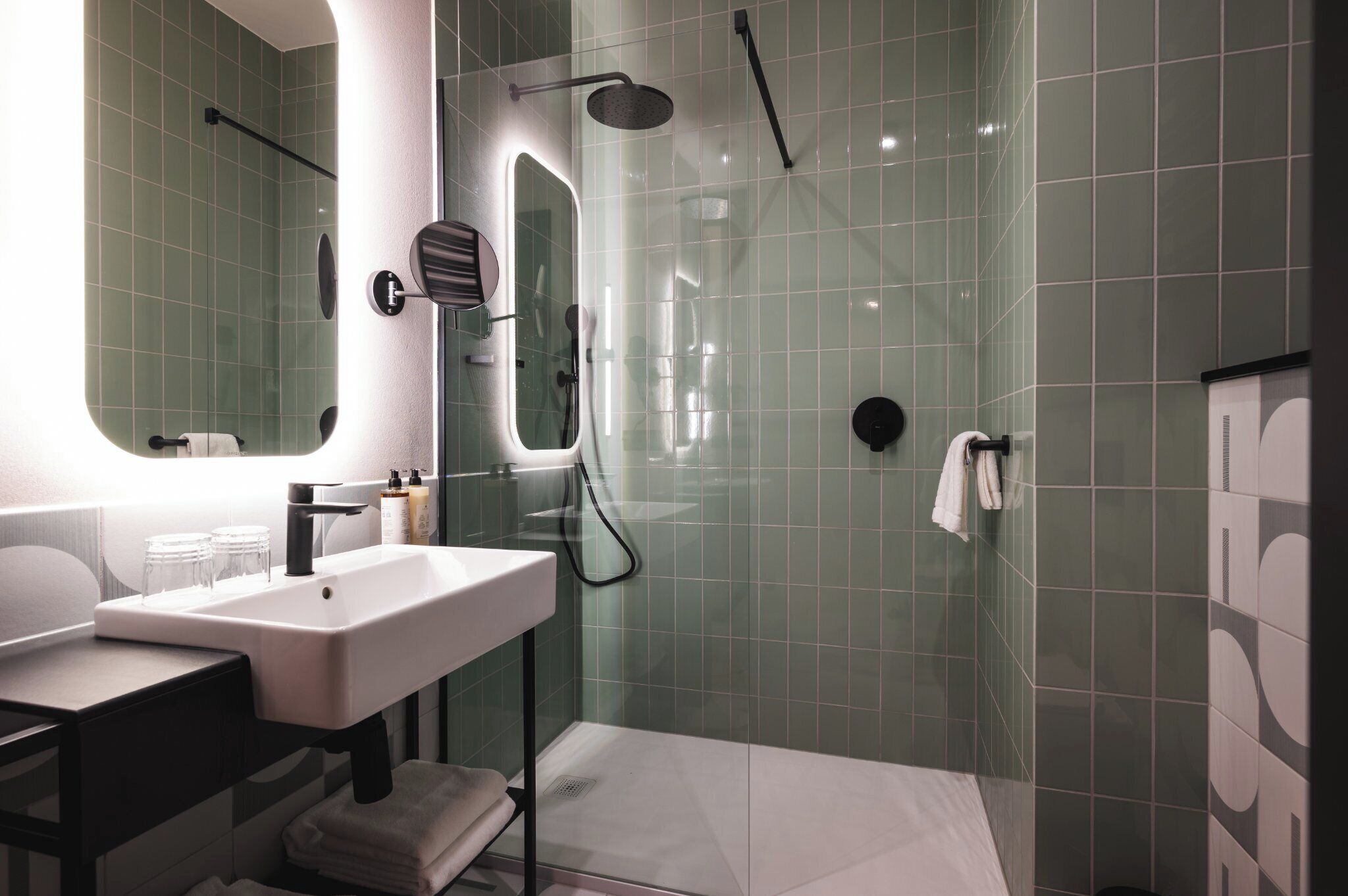 Camera Classic con 2 letti singoli | Bagno | Doccia, asciugacapelli, asciugamani, sapone