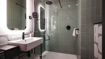 Camera Classic con 2 letti singoli | Bagno | Doccia, asciugacapelli, asciugamani, sapone