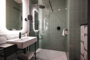 Habitación clásica con 2 camas individuales | Baño | Regadera, secadora de cabello, toallas, jabón 