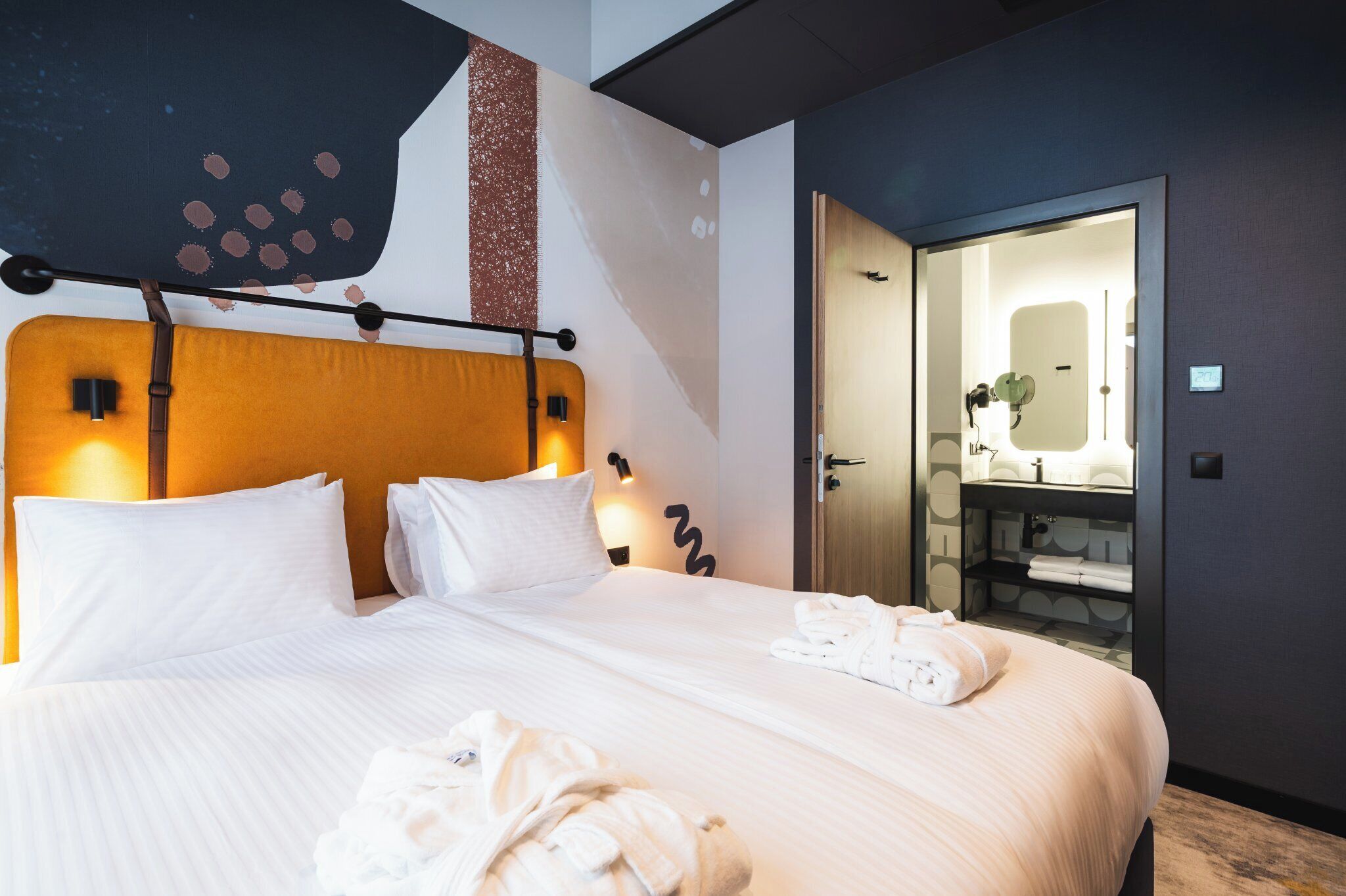 خزنة داخل الغرفة ومكتب ومساحة عمل للكمبيوتر المحمول ومكواة/لوح كي