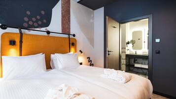 Family Suite | In-room safe, desk, laptop workspace, iron/ironing board