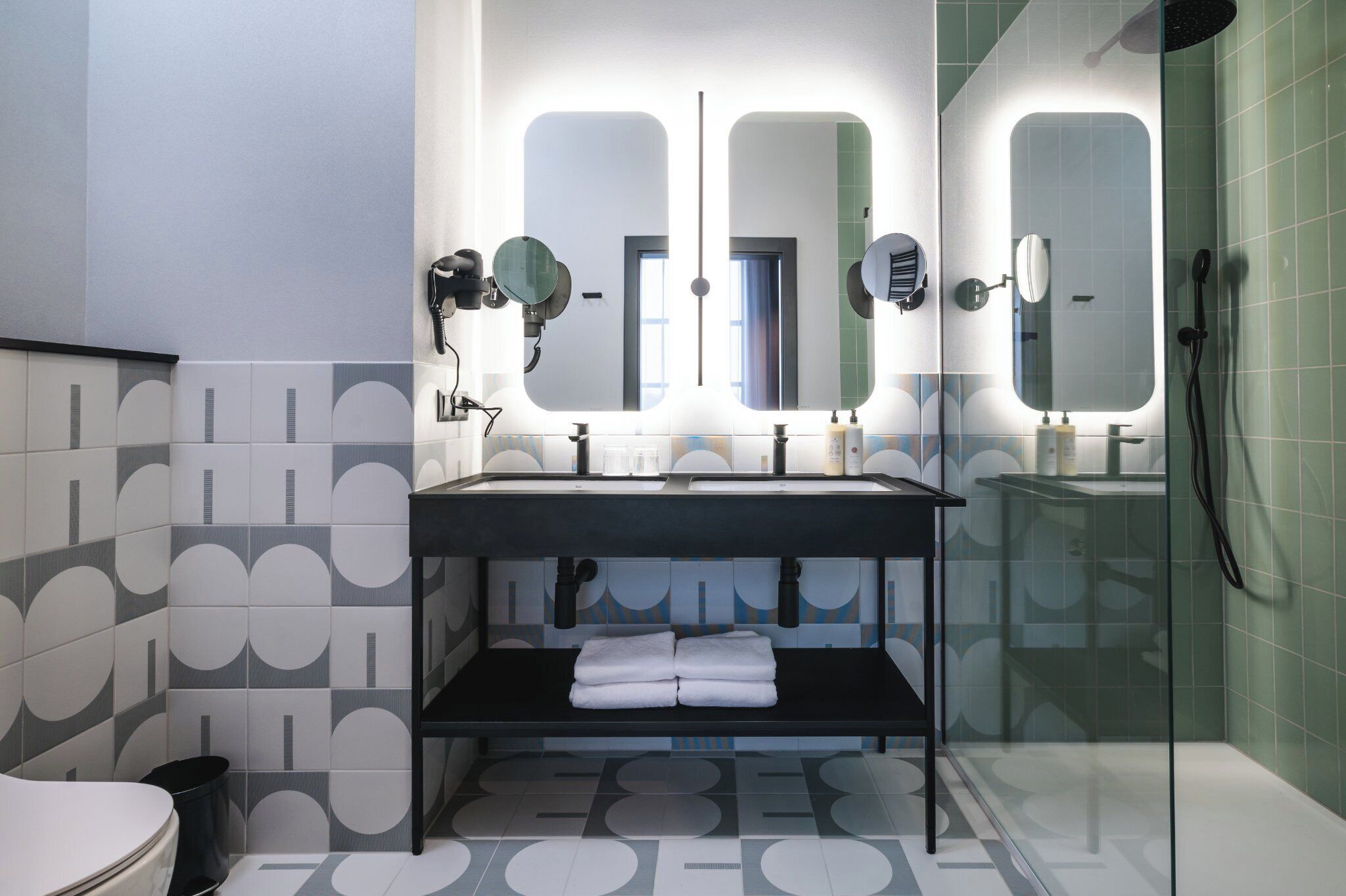 Suite familiar | Baño | Regadera, secadora de cabello, toallas, jabón 