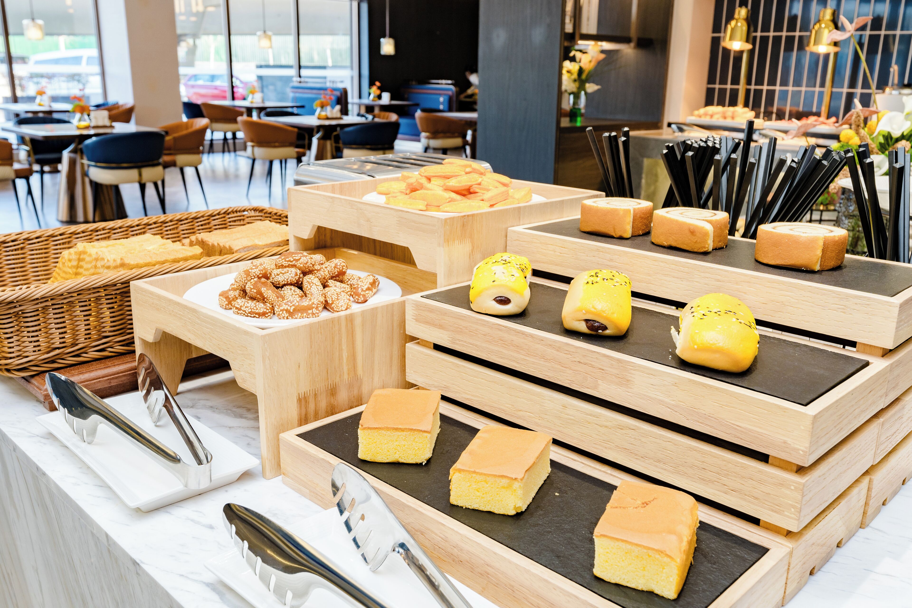 Un buffet con diversi cibi e utensili.