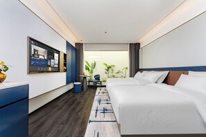 Quarto família, vista para a cidade | Escrivaninha, espaço de trabalho para notebook, cortinas blackout