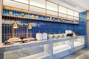 Café da manhã com buffet grátis todos os dias