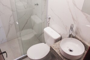 Superior Triple Room | Bathroom | Shower, towels, toilet paper - Pousada Porto Maresias (Cabo Frio)