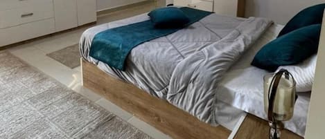3 bedrooms, iron/ironing board, WiFi, bed sheets
