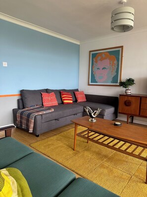TV - Colourful mid-century nest moments away from bustling beaches and harbour.  (West Bay)