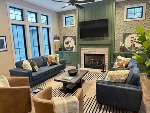 Smart TV, caminetto, videogiochi, tavolo da ping pong