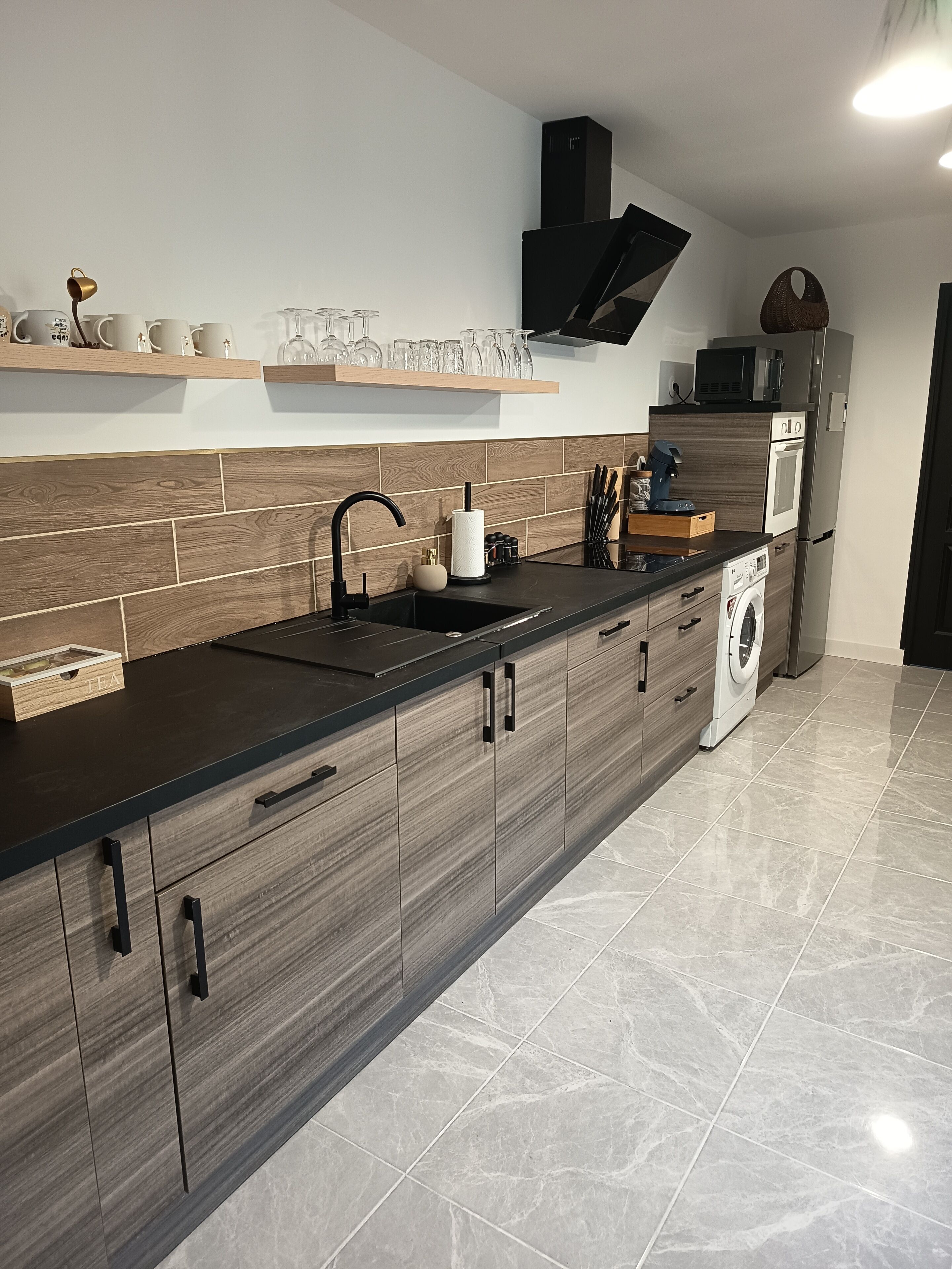 Een koelkast, een microgolfoven, een oven, een kookplaat