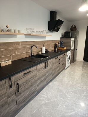 冷蔵庫、電子レンジ、オーブン、コンロ