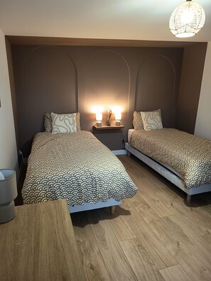 アイロン / アイロン台、旅行用ベビーベッド、WiFi (無料)、ベッドシーツ