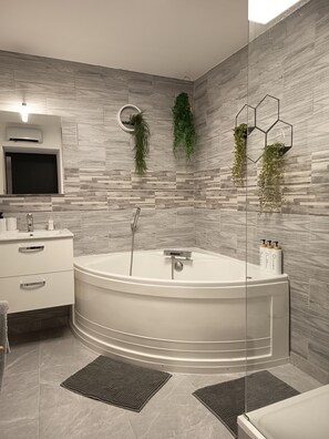 Baignoire à jets, sèche-cheveux, serviettes fournies, savon