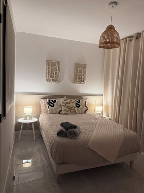 Een strijkplank/strijkijzer, reisbedje, gratis wifi, beddengoed