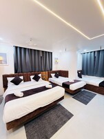 Deluxe Τετράκλινο Δωμάτιο | Σεντόνια από αιγυπτιακό βαμβάκι, κλινοσκεπάσματα υψηλής ποιότητας 