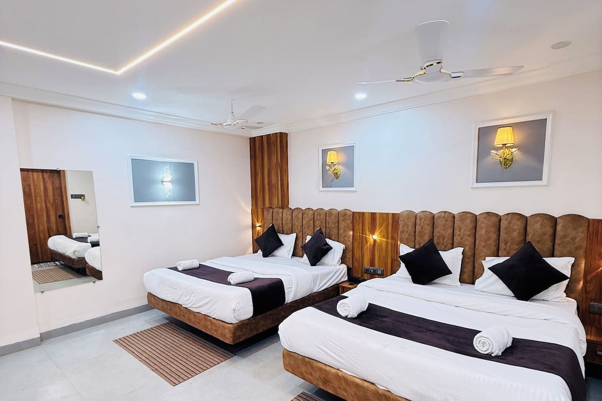 Family Studio | Egyptian cotton sheets, premium bedding, in-room safe