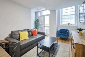 TV, offices - Host & Stay | Apartment 7, Stanley Street (Liverpool)